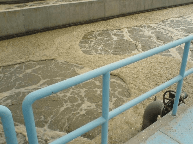 曝氣池污水處理難？中聯(lián)邦水處理消泡劑來出擊