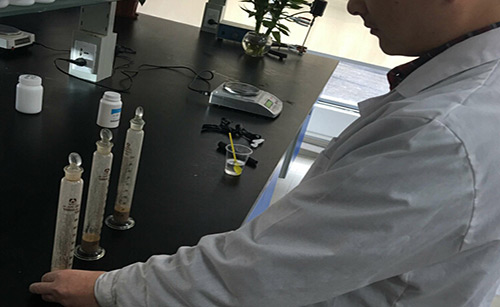 羅工正在測試石灰石脫硫消泡劑效果