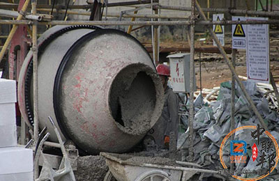 這是一張水泥砂漿消泡劑運作過程中的圖片